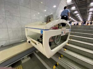 小倉駅の階段昇降機